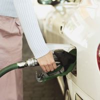 Benzinsparlügen: Tanken und Wartung
