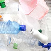 Recycling von Kunststoffabfällen: Aus Plastik Öl herstellen?